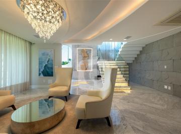 Casa · 900m² · 5 Quartos · 4 Vagas · Casa Triplex no Condomínio Alphaville – Exclusividade e Conforto na Barra da Tijuca!