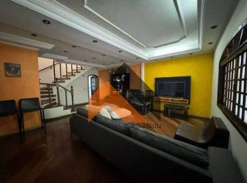 Casa · 381m² · 3 Quartos · 3 Vagas · Sobrado à venda - com 3 quartos (sendo 3 suítes), churrasqueira, 3 vagas de garagem - no bairro São