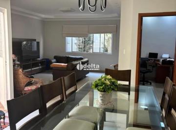 Casa · 360m² · 3 Quartos · 2 Vagas · Casa com 3 quartos sendo 1 suíte disponível para venda no bairro Santa Mônica em Uberlândia-MG
