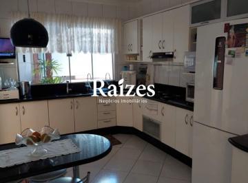 Casa · 304m² · 4 Quartos · 3 Vagas · Excelente casa sobrado no Santa Mônica com 4/4 sendo 1 suíte com hidromassagem
