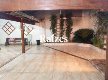 Casa · 220m² · 3 Quartos · 2 Vagas · CASA COM 3/4, SENDO 2 SUÍTES NO NOVO MUNDO