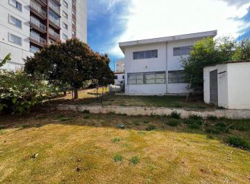 qseowee2ogi4odblmgjiy2i2_md · Casa com 3 quartos e  espaço de quintal maravilhoso