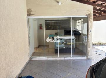 Casa · 250m² · 3 Quartos · 6 Vagas · Casa disponível para locação no bairro Carajás em Uberlândia MG