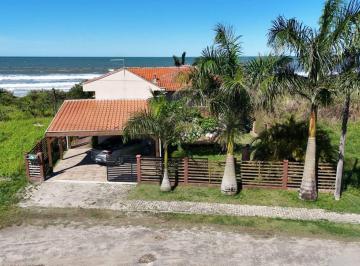 Casa · 108m² · 2 Quartos · 2 Vagas · Casa averbada frente para o mar no Balneário Mariluz em Itapoá/SC