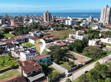 Casa · 139m² · 3 Quartos · 1 Vaga · Sobrado com amplo espaço de terreno com 450m² na Região central em Itapoá/SC