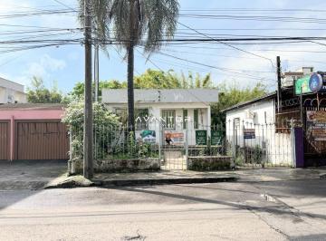 Casa · 132m² · 4 Quartos · 2 Vagas · Casa com 04 dormitórios, pátio e garagem no bairro centro.