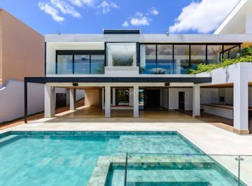 Casa · 885m² · 4 Quartos · Entre o azul do céu e o brilho da pedra, uma casa que conversa com o lago.