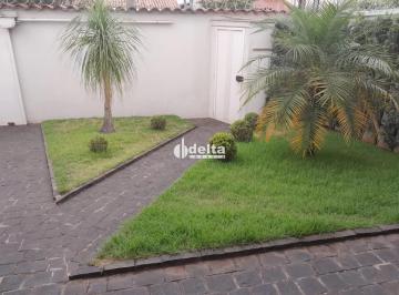 Casa · 400m² · 3 Quartos · 3 Vagas · Casa com 3 quartos sendo 1 suíte, disponível para venda no bairro Brasil em Uberlândia MG