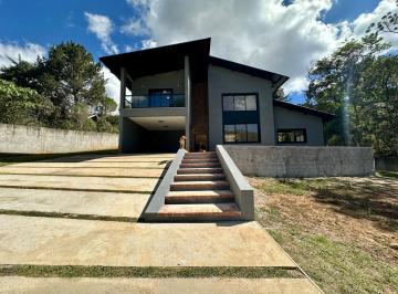 Casa de 5 quartos, Campos do Jordão · Arquitetura Moderna e Iluminação Natural - Alto da Boa Vista