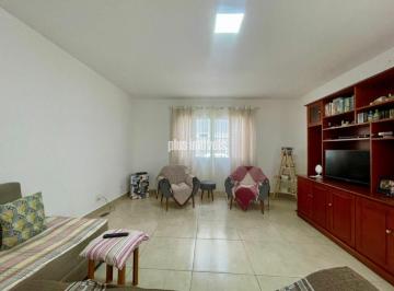 Casa · 210m² · 3 Quartos · 2 Vagas · Casa com 3 Quartos e 2 banheiros à Venda, 180