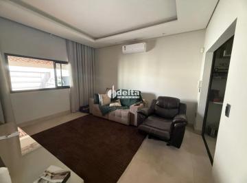 Casa · 720m² · 4 Quartos · 6 Vagas · Casa residencial com 4 suítes disponível para venda no bairro City Uberlândia em Uberlândia - MG.