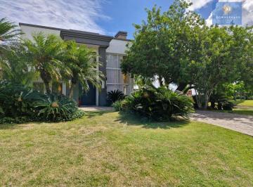Casa · 390m² · 4 Quartos · 3 Vagas · Casa em Condomínio fechado de Xangri Lá