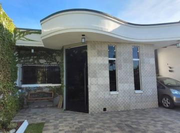 Casa · 100m² · 3 Quartos · 3 Vagas · Linda casa no Residencial Botânico