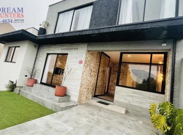 Casa · 238m² · 5 Quartos · 2 Vagas · Casa à venda, Semi-mobiliada, 5 dormitórios (2 suítes), no bairro Pilarzinho Curitiba