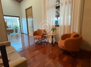 Casa · 400m² · 4 Quartos · Centro