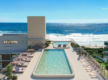 Piscina · Apartamento na Praia Brava, Florianópolis: 2 suítes, 3 banheiros, 1 vaga de garagem, 101,74m².