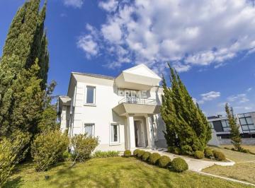 Casa de Alto Padrão em Condomínio Clube com 4 Quartos e Elevador · Casa de Alto Padrão em Condomínio Clube com 4 Quartos e Elevador