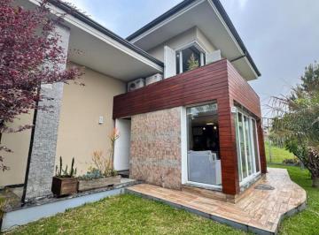 Casa · 210m² · 3 Quartos · 2 Vagas · Casa de Alto Padrão em Farroupilha bairro São Luiz, com 3 quartos e vista panorâmica.