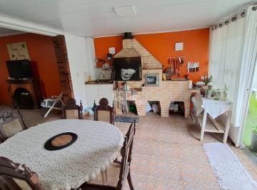 Apartamento · 90m² · 3 Quartos · Apartamento térreo elevado de frente, 3 dormitórios, suite, pátio lateral e terraço.