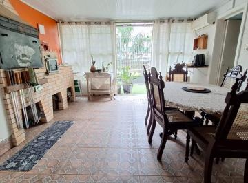 Apartamento · 90m² · 3 Quartos · Apartamento térreo elevado de frente, 3 dormitórios, suite, pátio lateral e terraço.