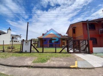 Casa à venda no centro a 100 metros do mar - 04 dormitórios · Casa padrão