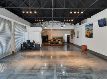 Comercial · 250m² · 15 Vagas · Loja na Avenida Giovanni Gronchi, N. 2746 • 250 m²