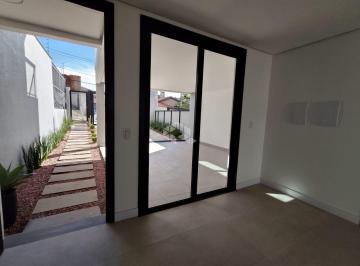 Casa · 150m² · 3 Quartos · 2 Vagas · Sobrado com 3 suítes e pátio