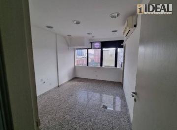 1efec51b9c85f4414e425e38af08c1d83cb97a7c · Maravilhosa sala de frente vista livre.