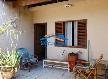 Casa · 225m² · 3 Quartos · 2 Vagas · Casa com 3 quartos e 2 vagas de garagem.