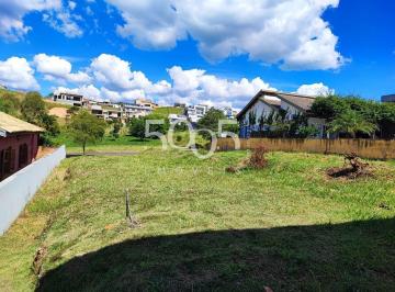 Foto 01 · Terreno à venda no Condomínio Campos de Santo Antônio II com 702m², de frente para área verde