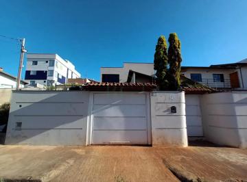 FACHADA · Casa em bairro residencial