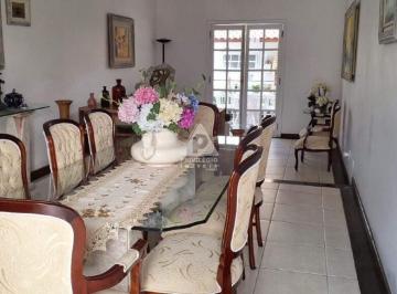 Casa · 360m² · 2 Quartos · 1 Vaga · Casa Ampla com Edícula e Varandas – Excelente Localização na Estrada dos Bandeirantes!
