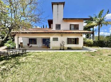 Casa · 255m² · 3 Quartos · 8 Vagas · Cond Vila Velha - Casa 80% TÉRREA, 3 suítes! Lote 1.546m² plano!