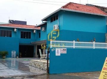 Casa · 380m² · 2 Quartos · Oportunidade Única! Casa + 3 kitnets a 150m do Mar e 600 mts da 3 ° Pedra