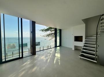 Casa · 174m² · 3 Quartos · 2 Vagas · Sobrado de Alto Padrão Frente Mar em Bombinhas-SC!