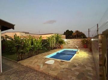 d824ae9b982c27912f6494f60e33a2186390dd2f · Excelente Casa térrea toda avarandada com 4 dormitórios, quintal com churrasqueira e piscina.