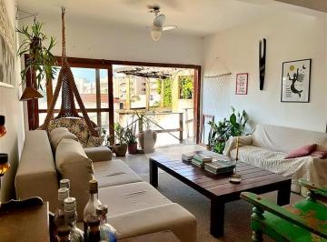 Casa · 184m² · 3 Quartos · 1 Vaga · Casa charmosa com piscina, varanda e clima de pousada na Tijuca
