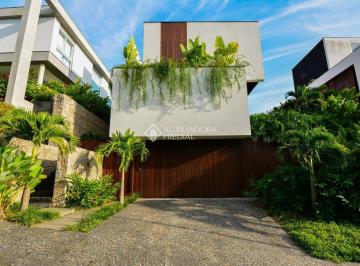 Casa · 484m² · 3 Quartos · 3 Vagas · Residência premium à beira-mar em Cacupé, assinada por arquitetura autoral e inserida em um condomín