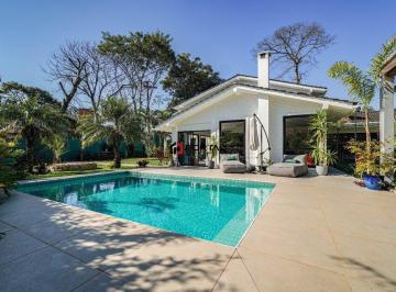 Casa · 480m² · 5 Quartos · 2 Vagas · Incrível Oportunidade! Viva o Melhor da Vida em uma Casa dos Sonhos com Jardim, Piscina e Muito Esti