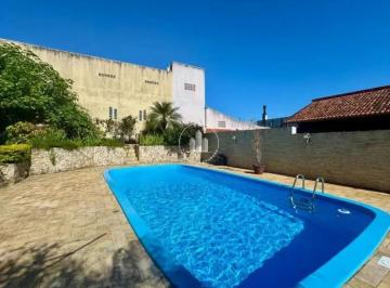Casa · 255m² · 4 Quartos · 5 Vagas · Casa com 4 Quartos com 1 Suíte e 255m² - Capoeiras