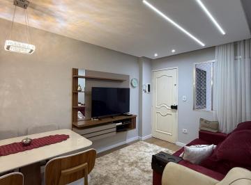 Sala aconchegante e bem iluminada. · Apartamento Mobiliado à Venda – 2 Quartos | 50m² | 1 Vaga