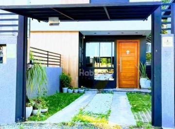 2c4ff22634c0f86feedfe29e9af56c2d3ecf2287 · Casa com 3 dormitórios à venda, 152 m² por R$ 1.670.000,00 - Rio Tavares - Florianópolis/SC