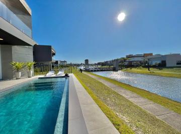 Casa · 230m² · 4 Quartos · 2 Vagas · CASA 4 SUÍTES, 2 VAGAS, PISCINA PRIVATIVA, ALTO PADRÃO, DECORADA