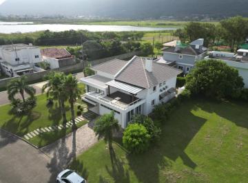 Casa · 383m² · 4 Quartos · Auxiliadora Predial