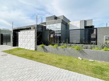 Casa · 320m² · 4 Quartos · 2 Vagas · Casa em Piçarras - Guaratuba, PR