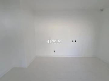 Comercial · 225m² · 2 Vagas · Casa comercial disponível para locação no bairro Tabajaras em Uberlândia-MG
