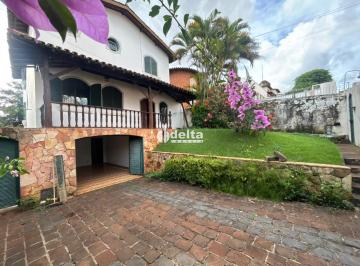 Casa · 360m² · 5 Quartos · 2 Vagas · Casa estilo sobrado com 5 quartos sendo 1 suíte disponível para locação e venda no bairro Tabajaras 
