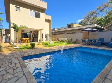 Casa · 199m² · 3 Quartos · 2 Vagas · Casa com 3 Suítes, Móveis planejados, Piscina em Condomínio Fechado !