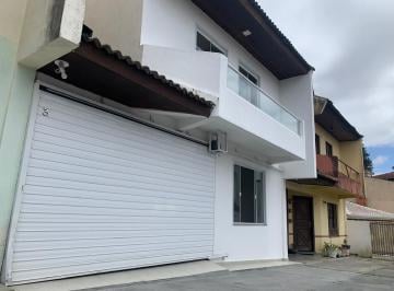 Casa de 3 quartos, Curitiba · Conheça esse sobrado no Bairro Cristo Rei.