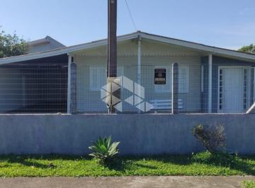 Casa · 145m² · 4 Quartos · Casa de 4 dormitórios semi-mobiliada com piscina no bairro Araçá em Capão da Canoa